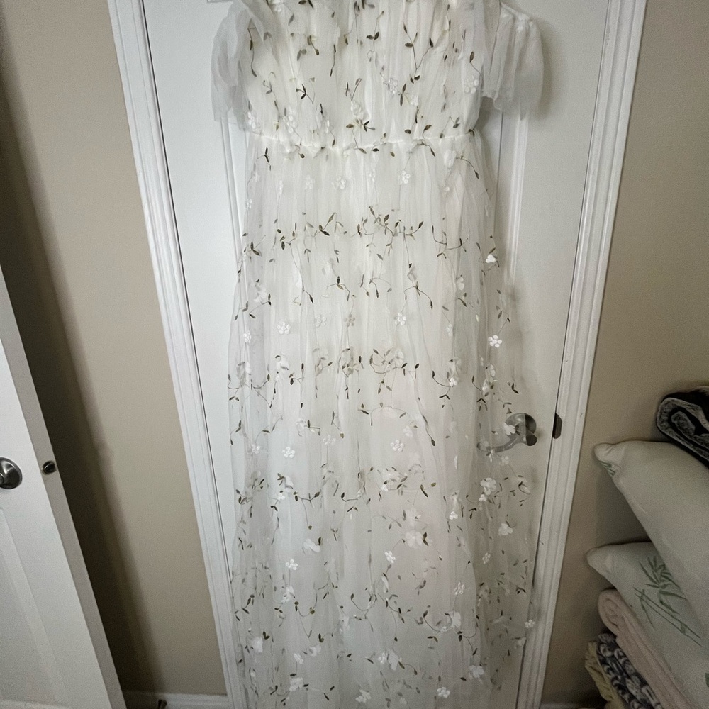 SHEIN Strapless White Dress with Floral Details